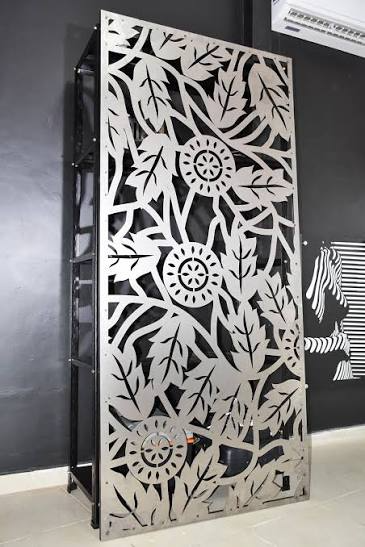 Panel de celosía metálica con diseño de hojas en corte láser
