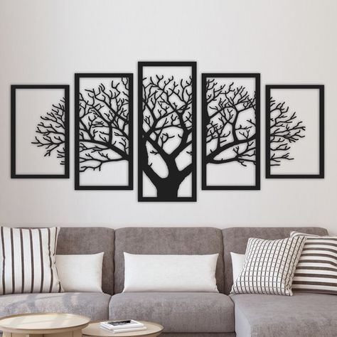 Cuadro metálico de árbol en corte láser sobre pared de sala