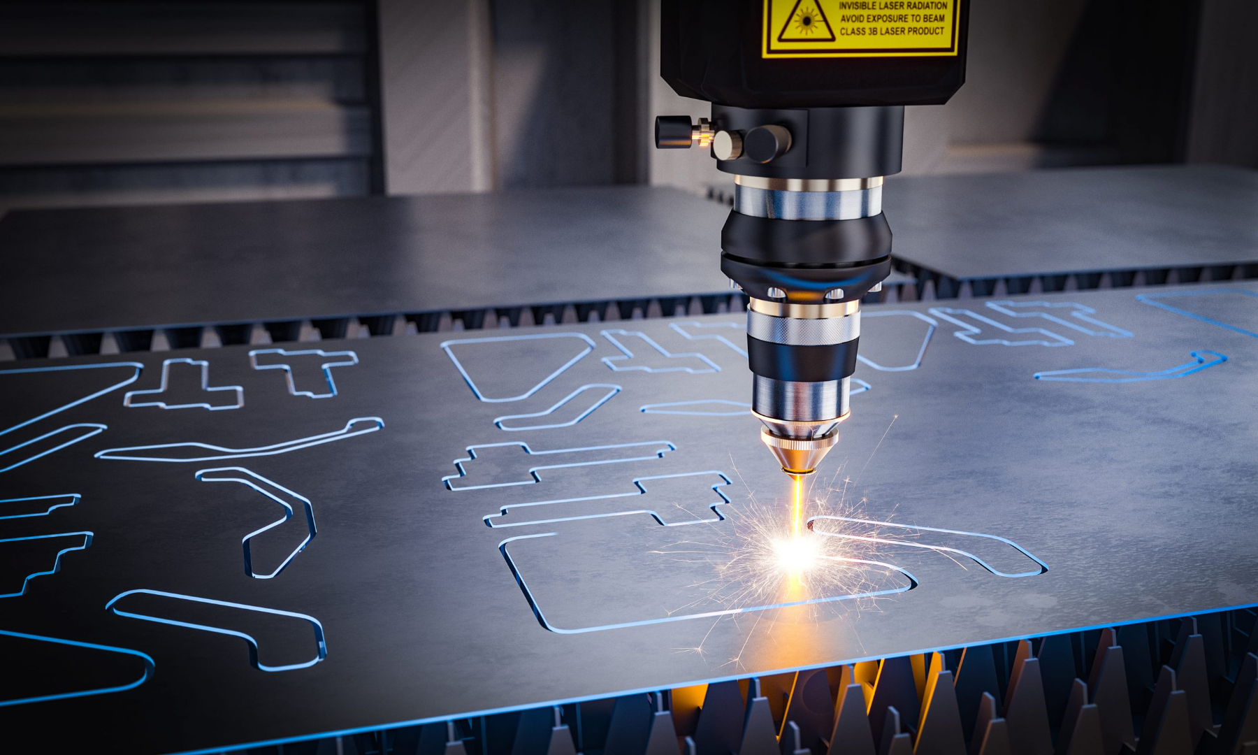 Máquina de corte láser CNC cortando piezas sobre una lámina de acero