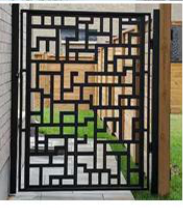 Portón metálico con celosía decorativa tipo laberinto