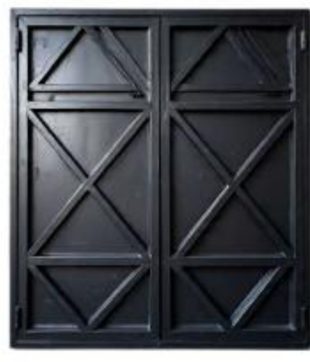 Puerta metálica doble con patrón geométrico en X